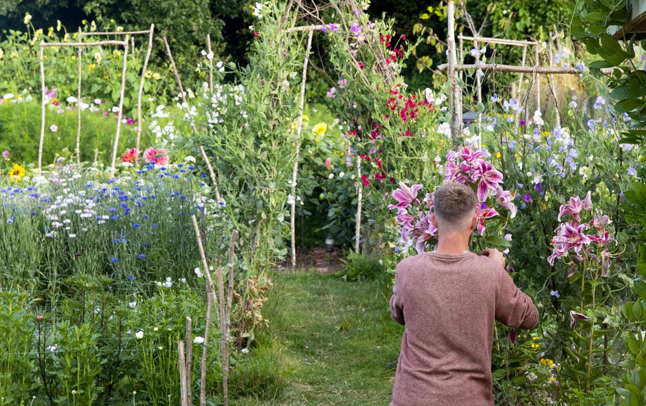 SWNS_ALLOTMENT_WEDDING_020.jpg