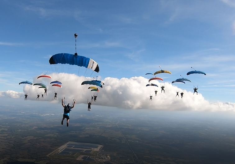 SWNS_SKY_DIVE_02.jpg