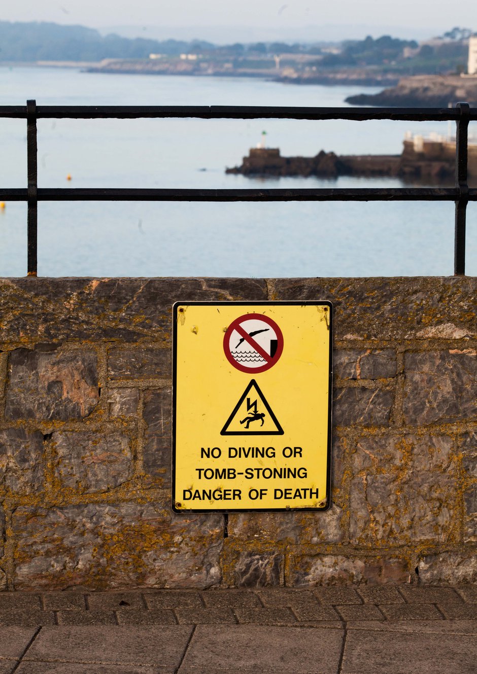 SWNS_STUPID_TOMBSTONING_04_AjvcQxc.jpg