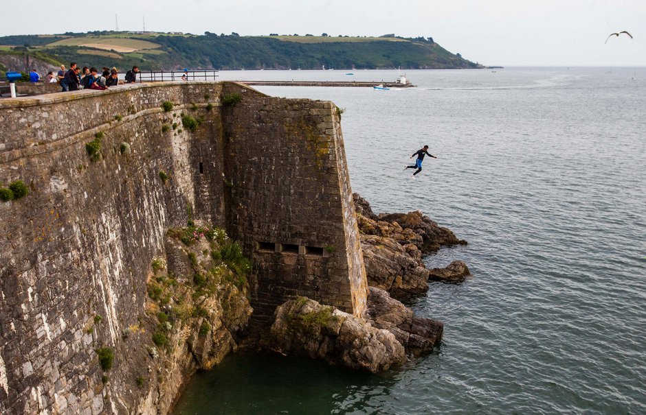 SWNS_STUPID_TOMBSTONING_05.jpg