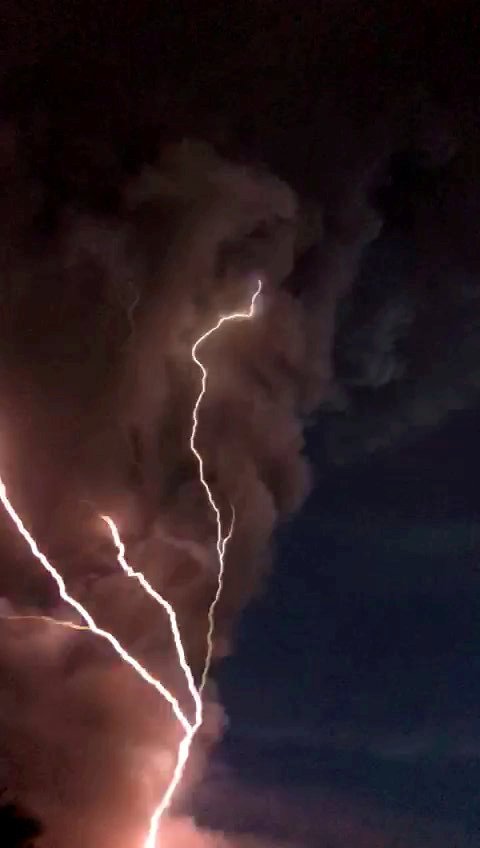 SWNS_VOLCANO_LIGHTNING_04.jpg